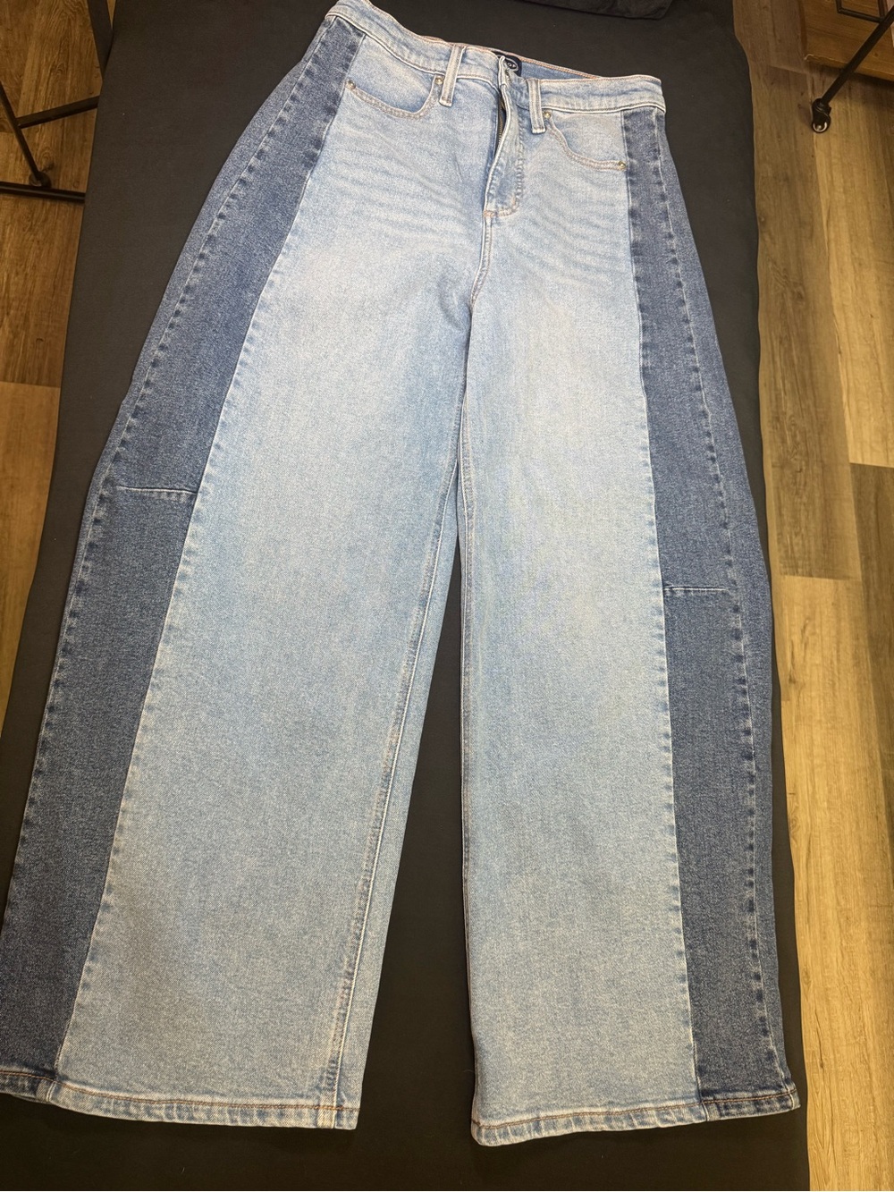 Relaxed Two-Tone Women's Barrel Jeans - Picture 2 of 5
